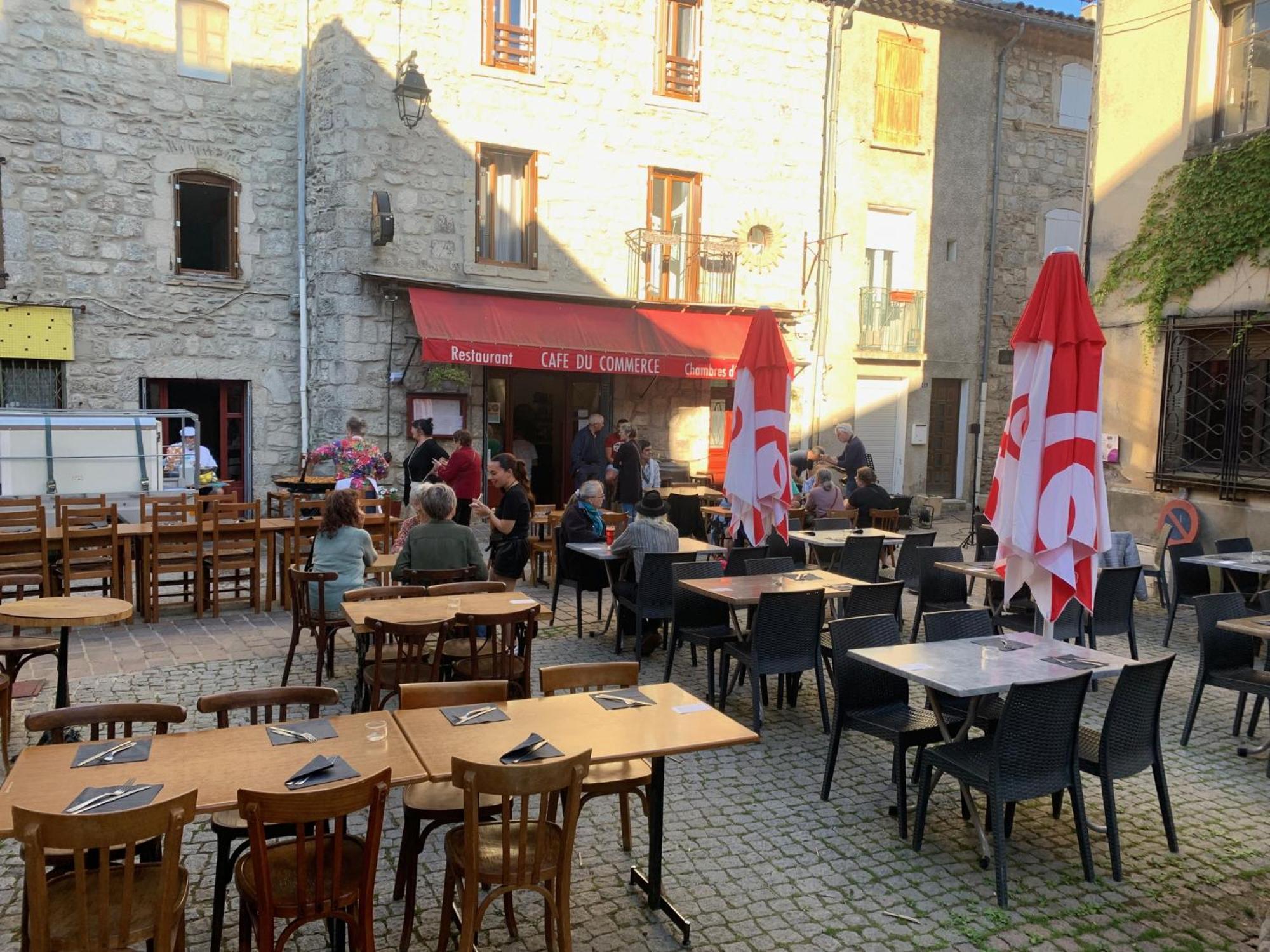 Cafe Du Commerce Genolhac Exterior photo