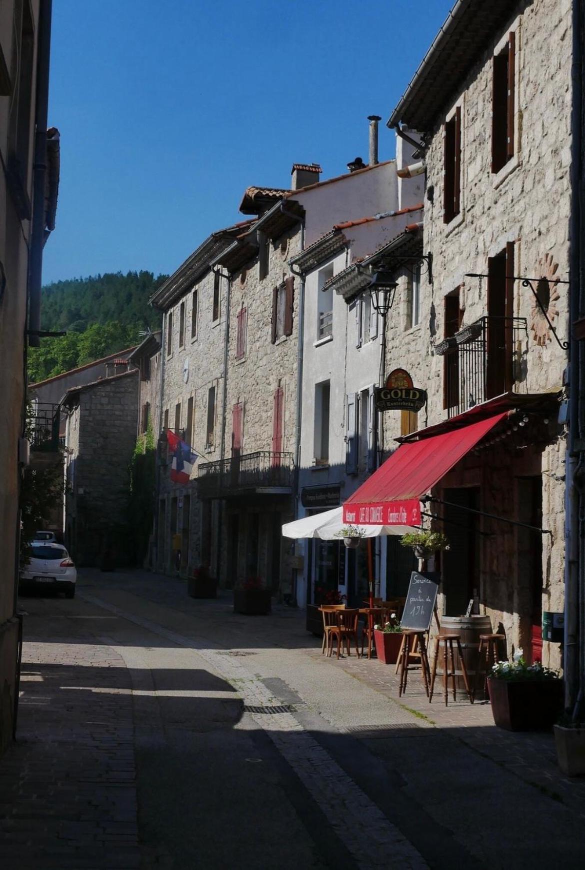 Cafe Du Commerce Genolhac Exterior photo